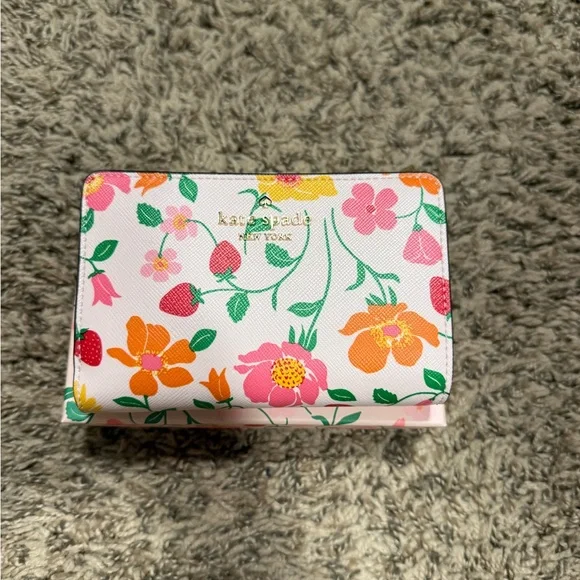 ♠️NWT Kate Spade Boxed Madison Strawberry Garden Medium Compact Bifold Wallet - Picture 1 of 8